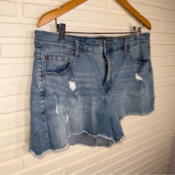 Torrid Light Wash Denim Distressed Shorts, Women’s Size 14 - Picture 2 of 7
